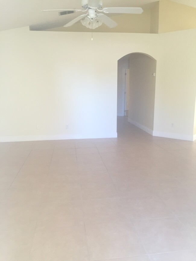Building Photo - Quaint 3/2 Home Near Waterford Lakes