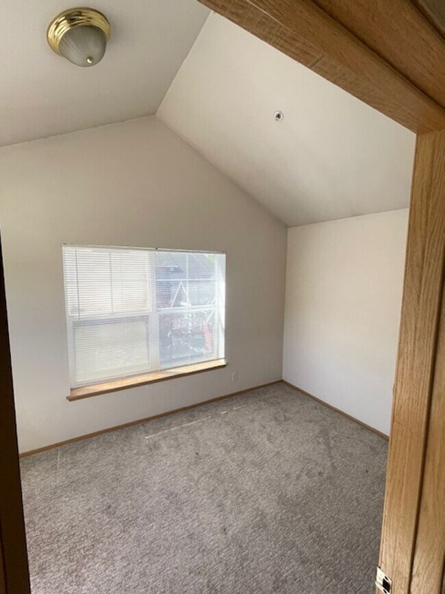 Building Photo - Charming and Spacious 3-Bedroom Townhome w...