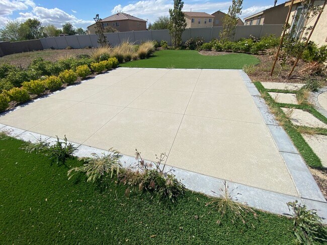 Building Photo - Desert Paradise Near You!