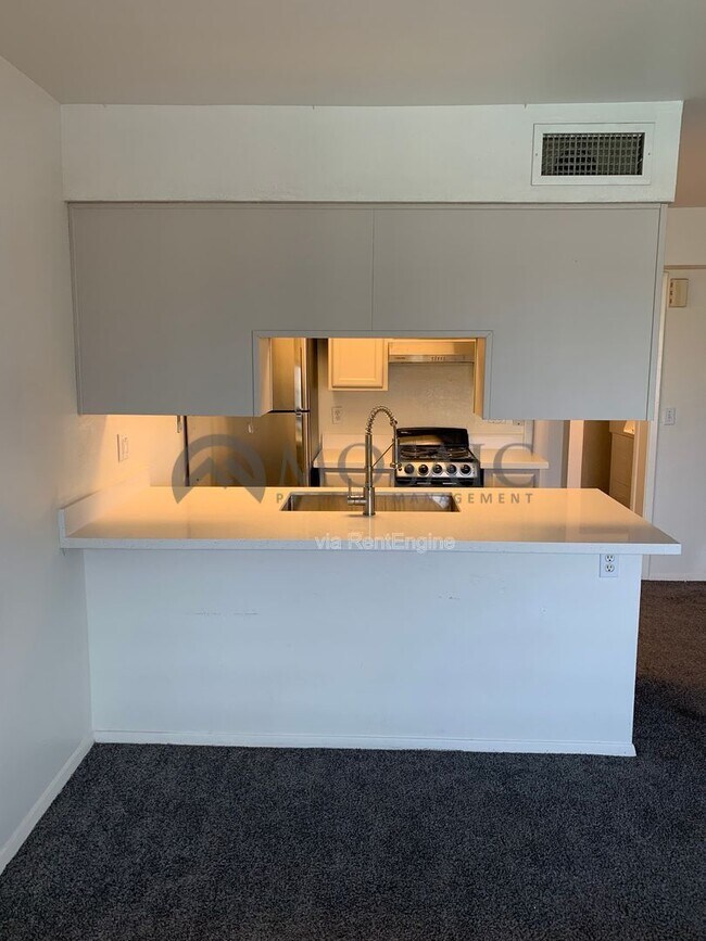 Building Photo - 461 W Holmes Ave