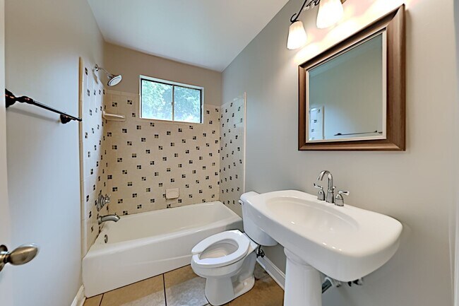Building Photo - 534 Whispering Hills Dr