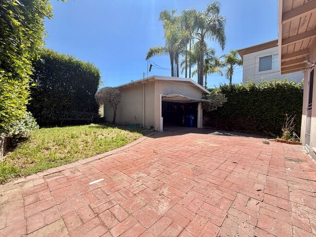 Building Photo - Spacious 3BD Manhattan Beach Home with Brand New Flooring, Large Den & 2-Car Garage