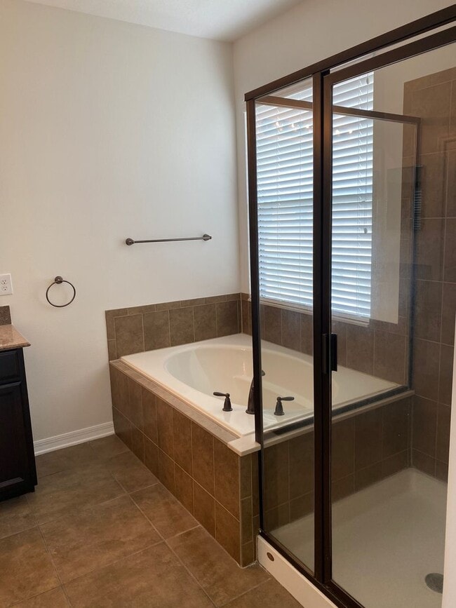 Building Photo - Gorgeous 3 bedrooms, 3.5 baths plus a LOFT...