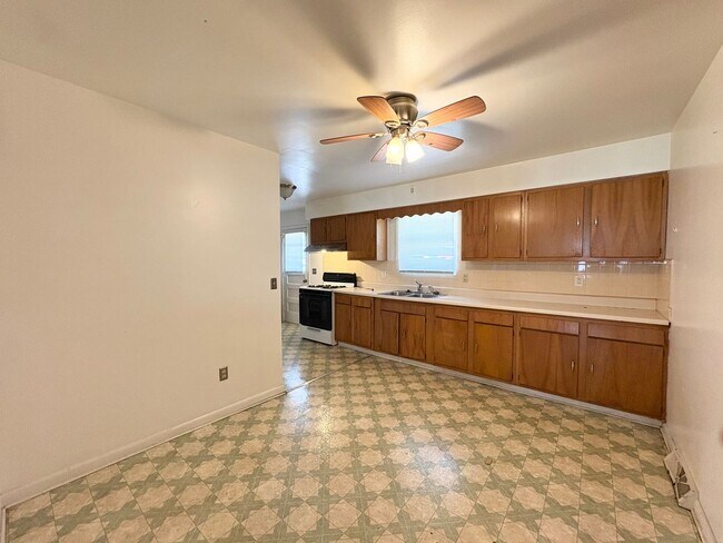 Building Photo - Charming 2 Bed, 1 Bath Home with Hardwood Floors