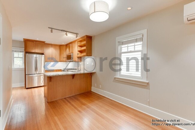 Building Photo - 3332 35th Ave S