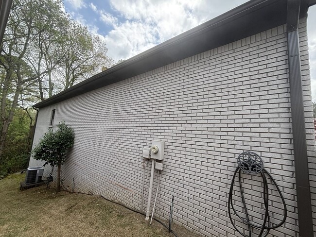 Building Photo - Spacious 3 Bed 2 Bath Home In Homewood With Large Basement
