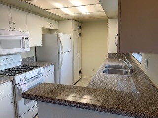 Kitchen Granite counter top - 1427 Saltair S Ave