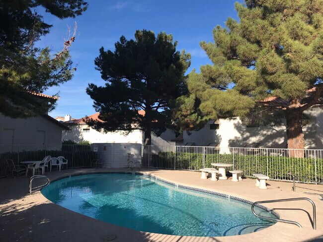 Building Photo - Beautiful 2 Bedroom 2 Bathroom Condo at The Lakes!