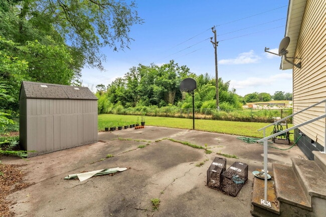 Building Photo - Quaint 3-Bedroom Retreat with Fireplace & ...