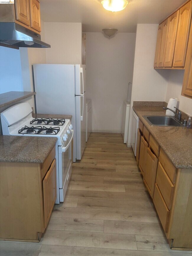 Building Photo - 2191 Lakeview Cir