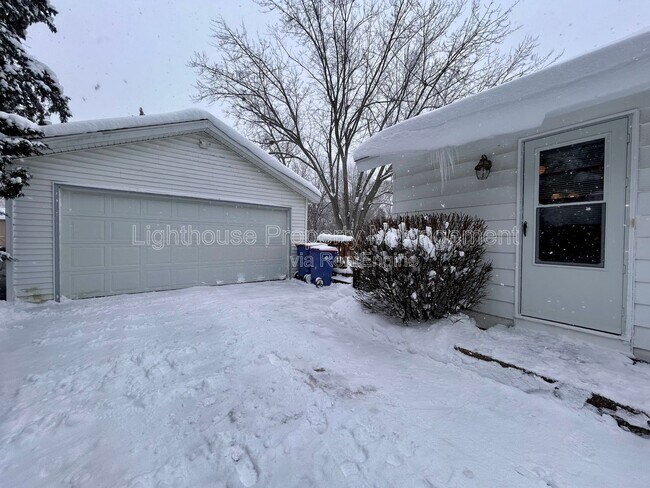 Building Photo - 2728 Vassar Dr SE