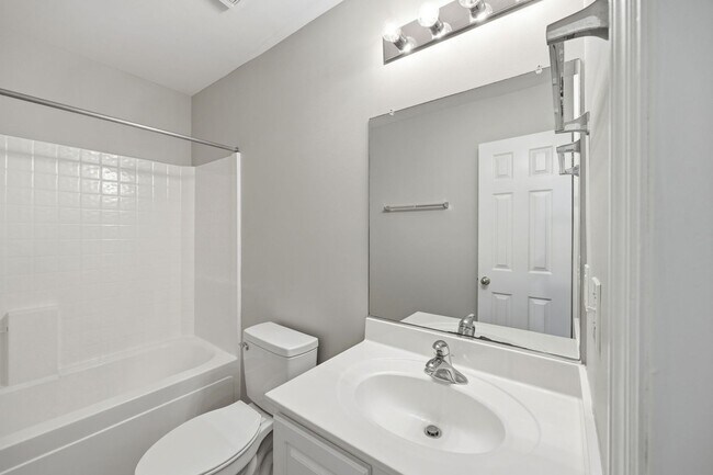 Building Photo - Comfortable 3BR Ranch with 2-Car Garage in Northwoods Pointe