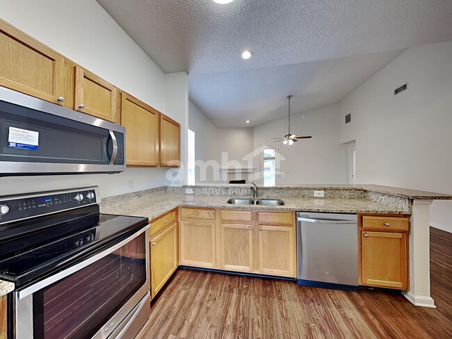 Building Photo - 12582 Ayrshire St E