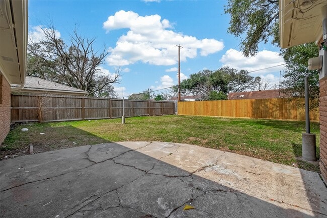 Building Photo - 9502 Skyline Dr