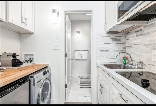 Building Photo - Downtown! Gorgeous Main Floor Furnished Studio