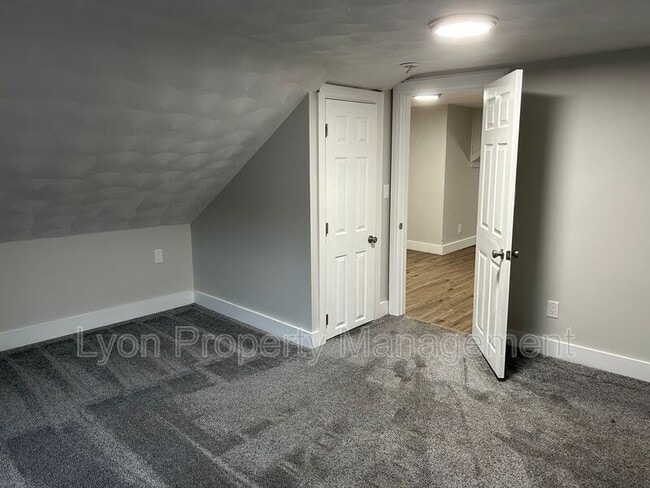 Building Photo - 27 Lamphear St