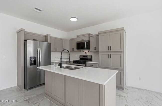 Building Photo - 15052 Destination Ave