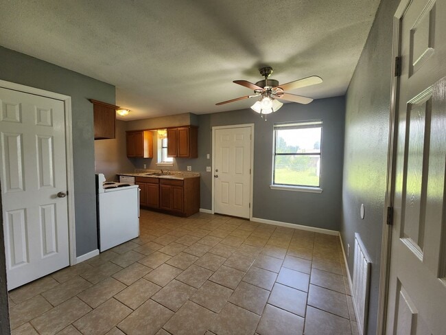 Building Photo - 3 Bedroom 1.5 Bath home in Shawnee!
