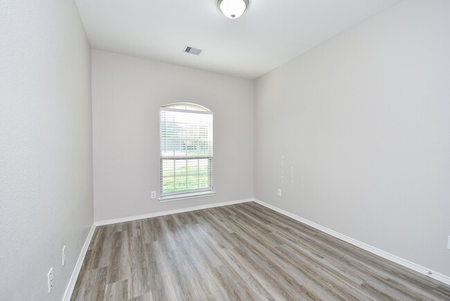 Building Photo - 946 Oak Falls Dr