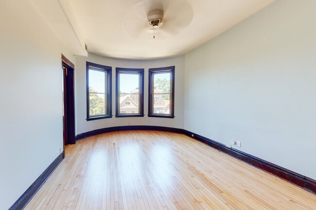 Building Photo - 2317 W Roscoe St