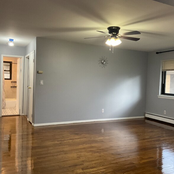 Building Photo - 401 US-22