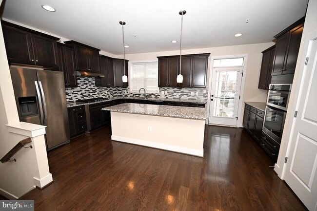 Building Photo - 2413 Glenallan Ave