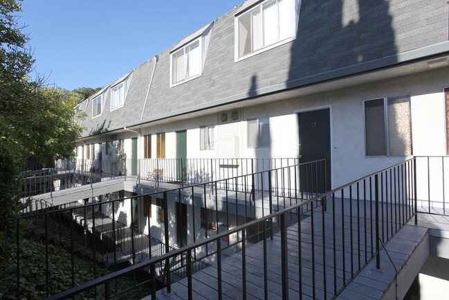 Building Photo - Hillcrest Townhomes Apartment Complex