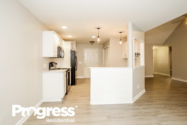Building Photo - 305 Talon Dr SE