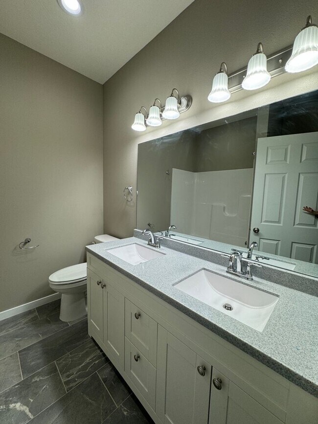 Building Photo - Newer 4 Bedrooms/2 Baths/Oversized 2 Car Garage Home Coming Available!
