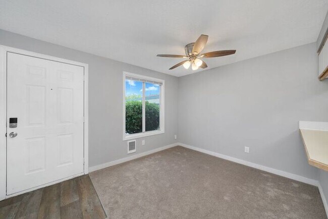 Building Photo - 2 bedroom unit. Pets OK! Lots of upgrades! Full size washer and dryer in every unit!!