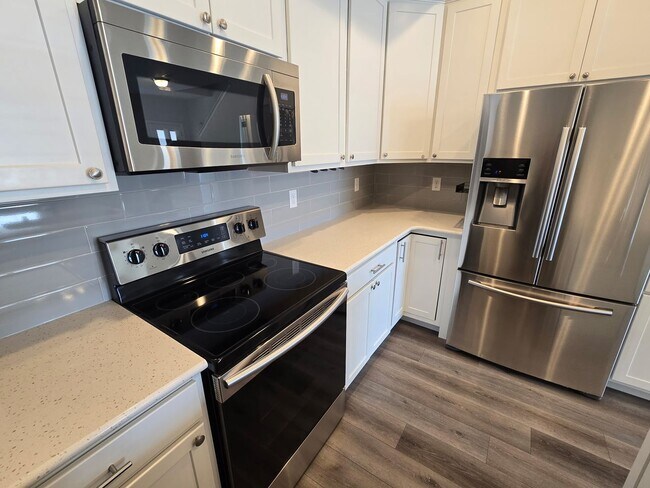 Building Photo - 3B/3B Townhome NOW AVAILABLE in Windsor! Great Location!