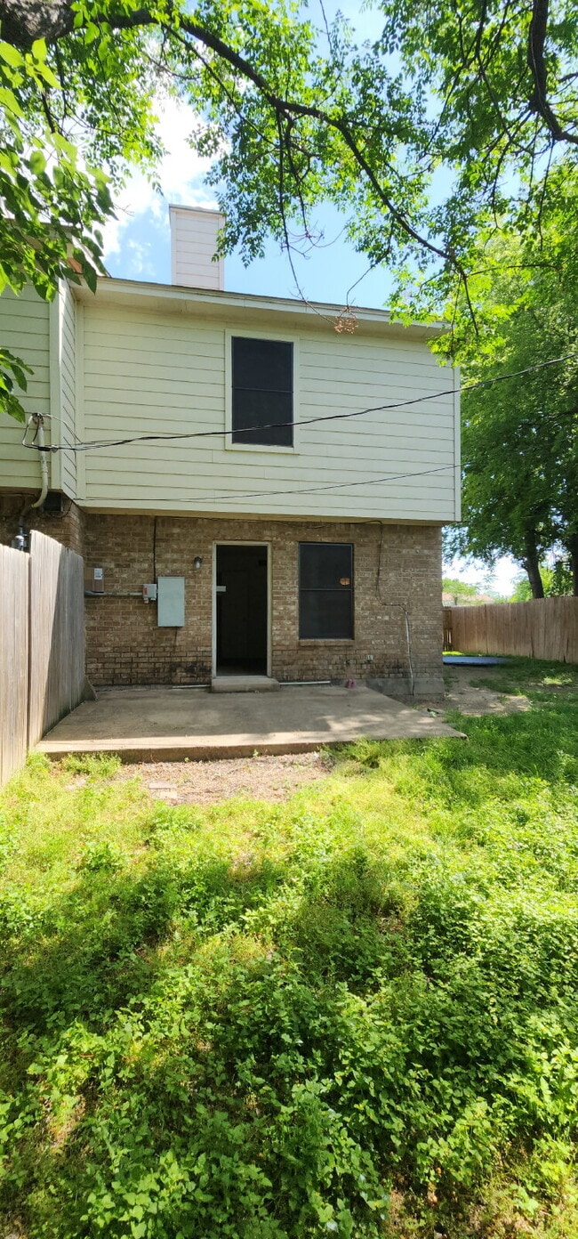 Building Photo - Now Leasing Charming 2 bedroom Townhome with garage & fenced backyard.  – 9110 White Settlement R...