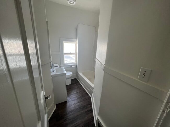 Building Photo - 922 S 74th St