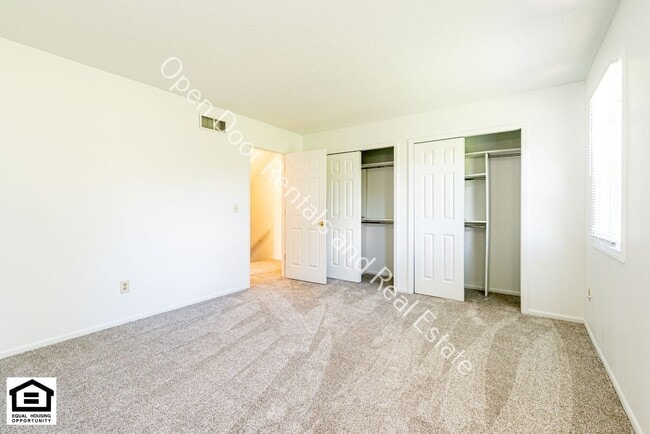 Building Photo - 5005/5007 Vermont Ln.