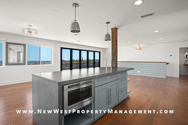 Building Photo - Exquisite Pacific Beach 4 bedroom located on a quiet cul-de-sac in the coveted Floral Terrace com...