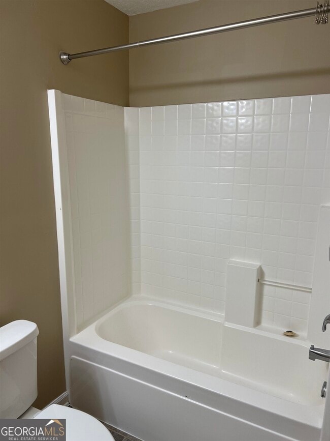 Building Photo - 204 Old Pond Dr W