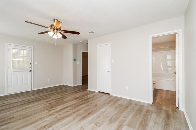 Building Photo - 401 Cross Cut Dr