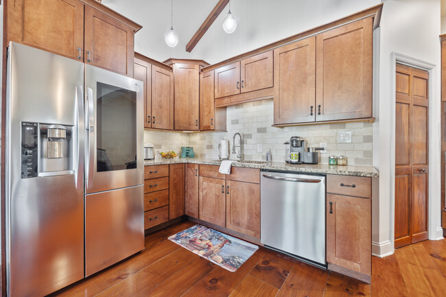 Fully equipped kitchen with brand-new stainless steel appliances - 3273 Dogwood St