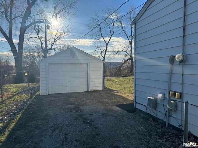 Building Photo - 3741 Keota Ave