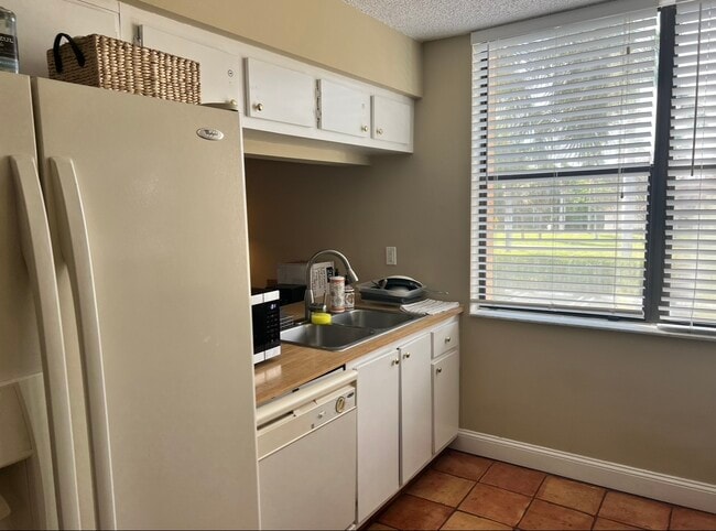 Building Photo - 2455 Lindell Blvd