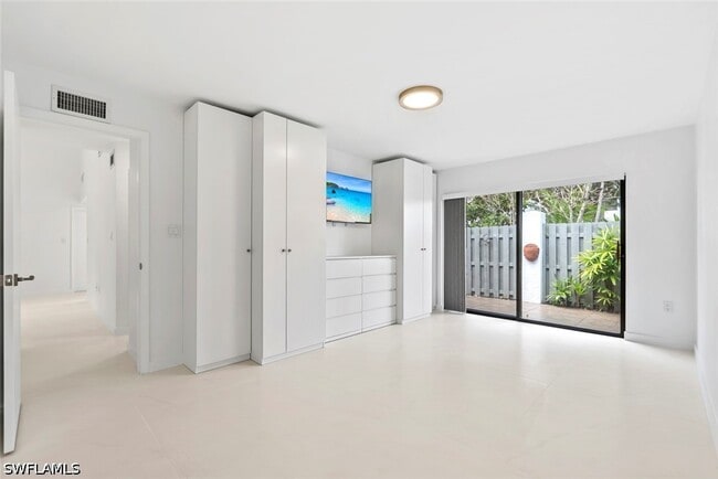 Building Photo - 879 Meadowland Dr