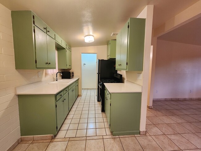 Building Photo - 2642 N Santa Rita Ave