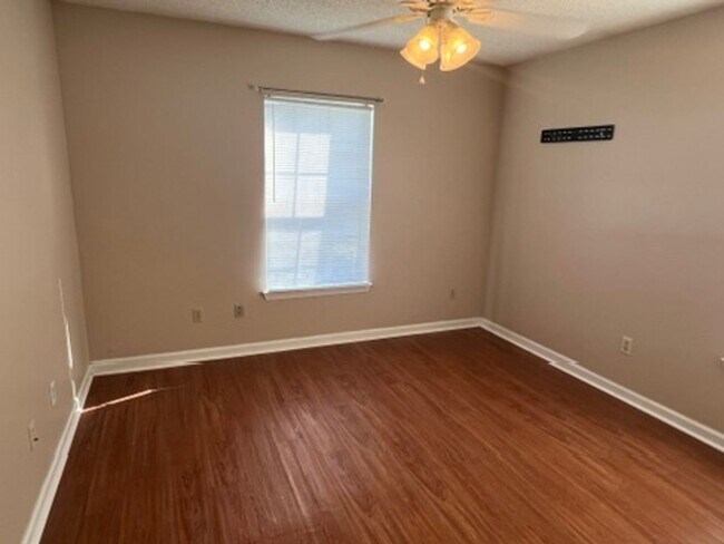 Building Photo - Two Story 3BR 2.5 Bath Available Early Sep...