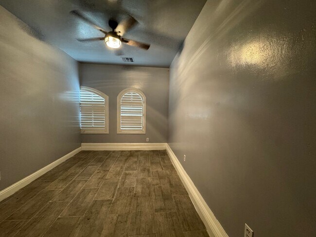 Building Photo - Spacious home with a pool!