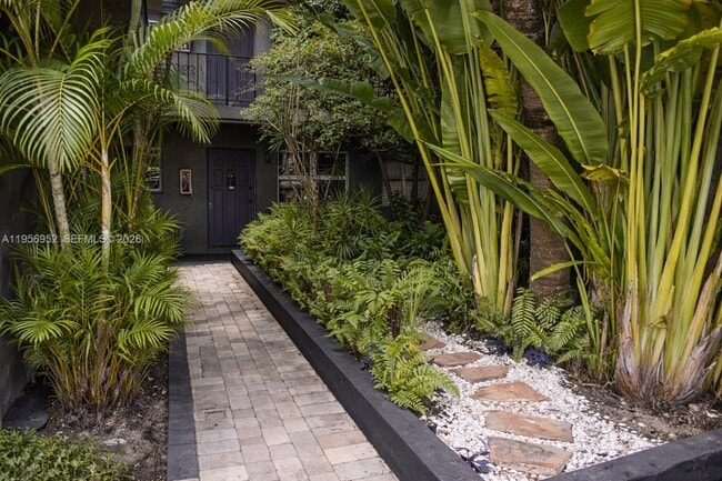 Building Photo - 1100 NE 9th Ave