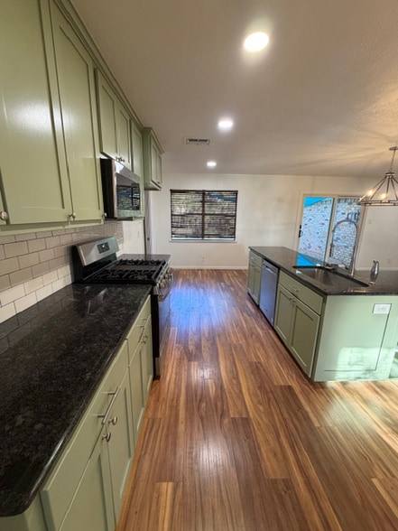 Building Photo - 725 Falcon Dr