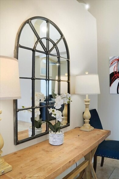 Building Photo - 1909 E Coral Tree Dr