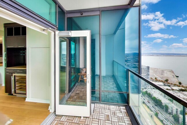 Building Photo - Luxury High-Rise Living | Stunning Bay Bridge Views from the 31st Floor