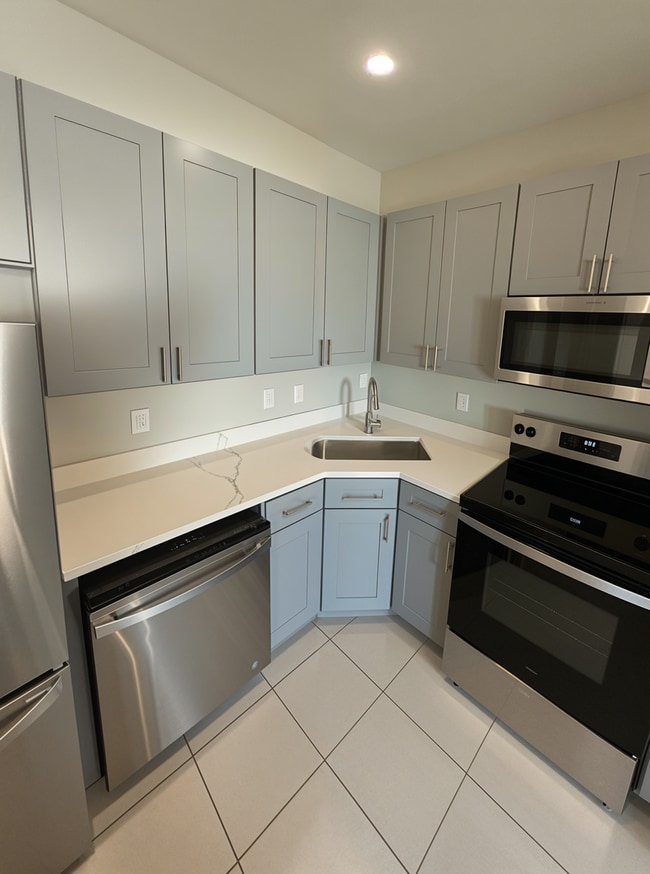 Building Photo - Newly Renovated Single Family Home