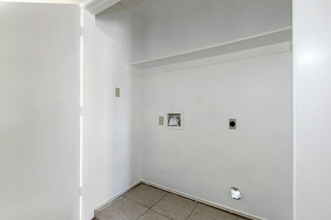 Building Photo - Adorable 3-2-2 in Cedar Hill!